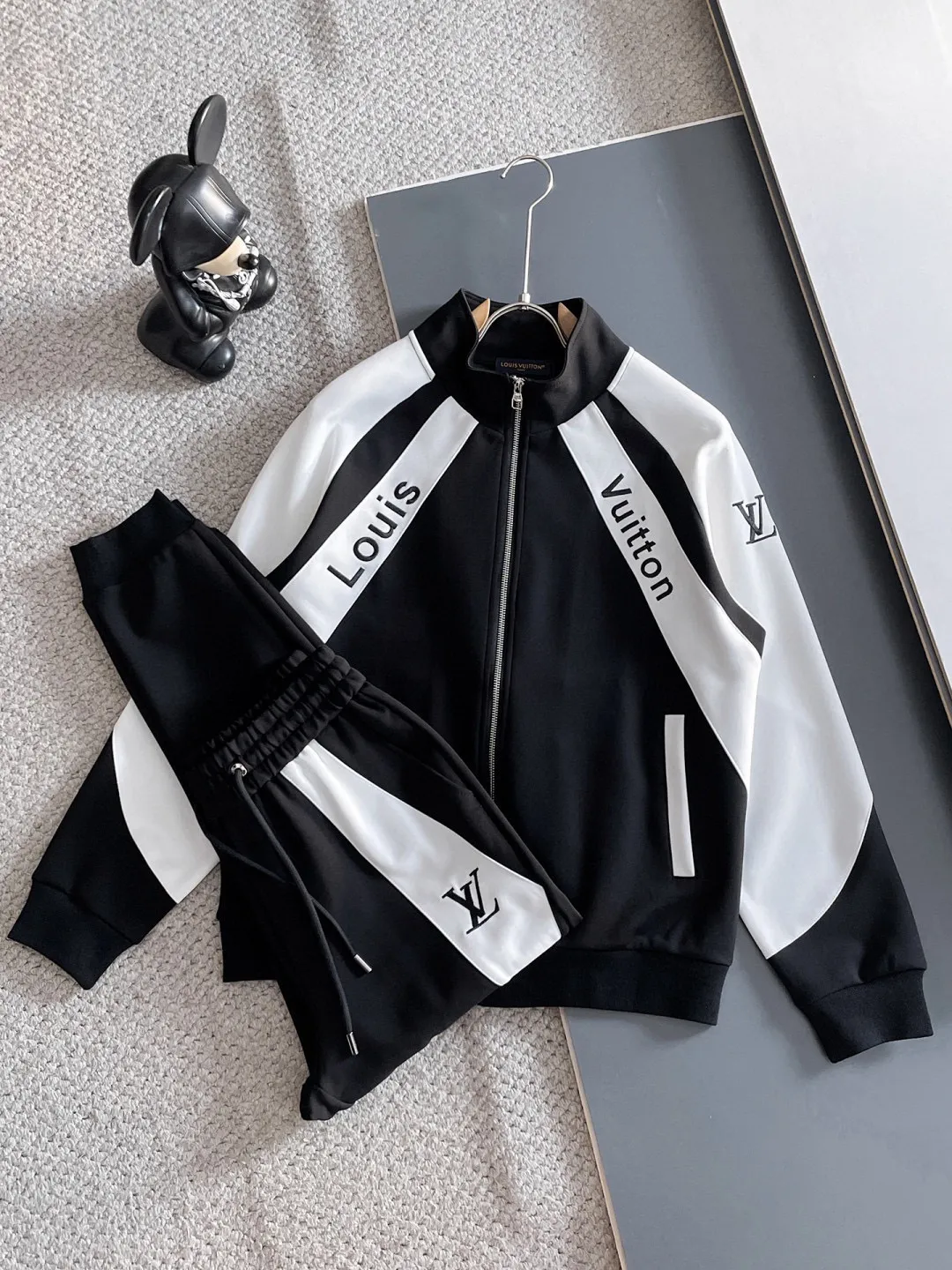 🅿️720 [LV Louis Vuitton] hot-selling suit is coming. Focus on the original version of the official website. 2025 new hot-selling cardigan and sweatshirt suit. The original order is the best. 🇭🇰The meticulous work of top designers. It has a fitting and perfect upper body effect. All-natural high-quality Tencel Roman cotton 100%, close-fitting comfort, noble and elegant! Original hardware embodies elegance and nobility! Counter size: M-3XL (maximum wear up to 190 pounds)